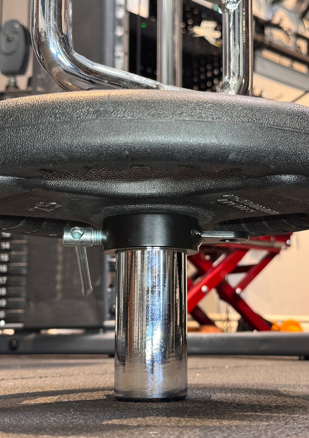 Hand-tightened Andreoni barbell collar clamp gripping the bar sleeve