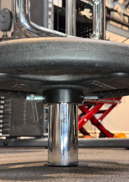 Hand-tightened Andreoni barbell collar clamp gripping the bar sleeve