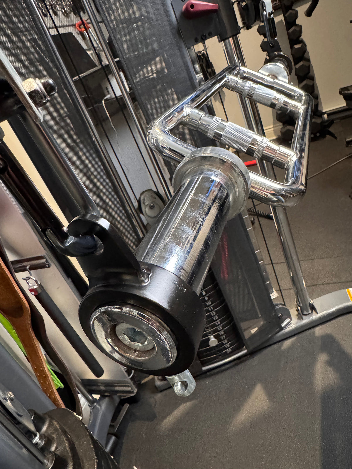 Andreoni cable barbell collars on a tricep bar